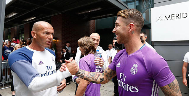 Zidane saluda a Ramos a su llegada a la concentración